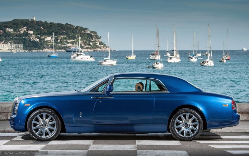 Blue Rolls-Royce by the sea