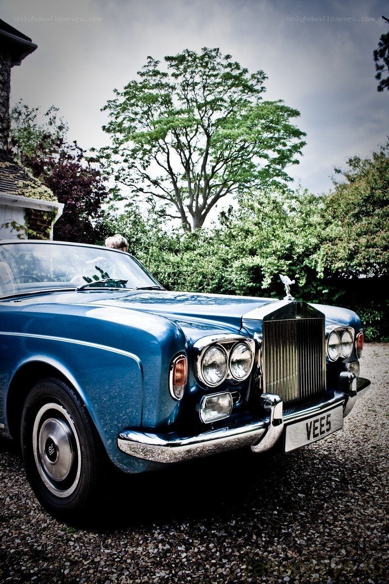 Blue Rolls-Royce in a driveway