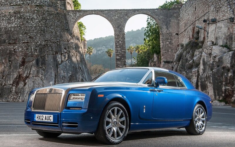 Blue Rolls-Royce in historic setting