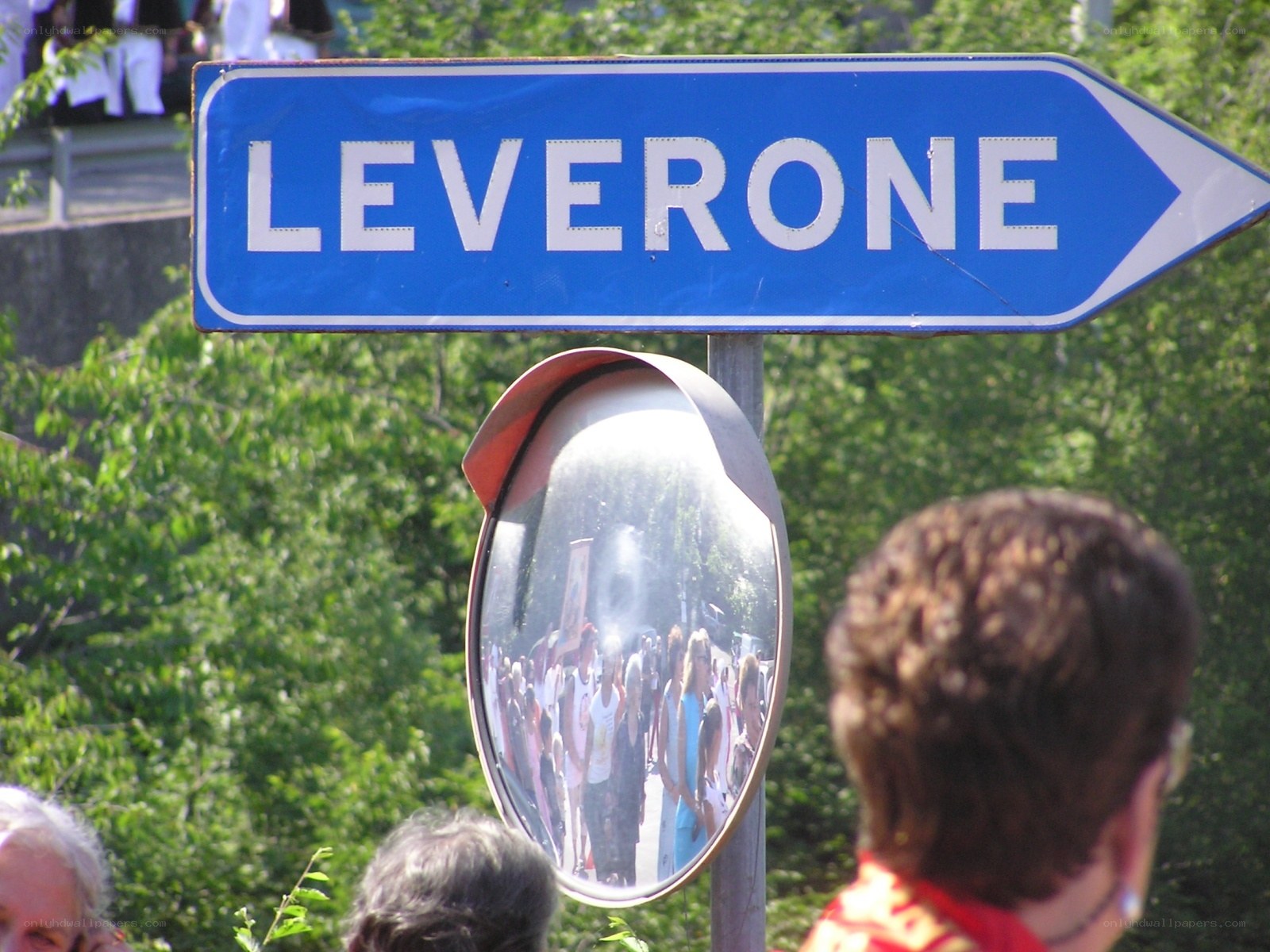 Blue sign pointing to Leverone