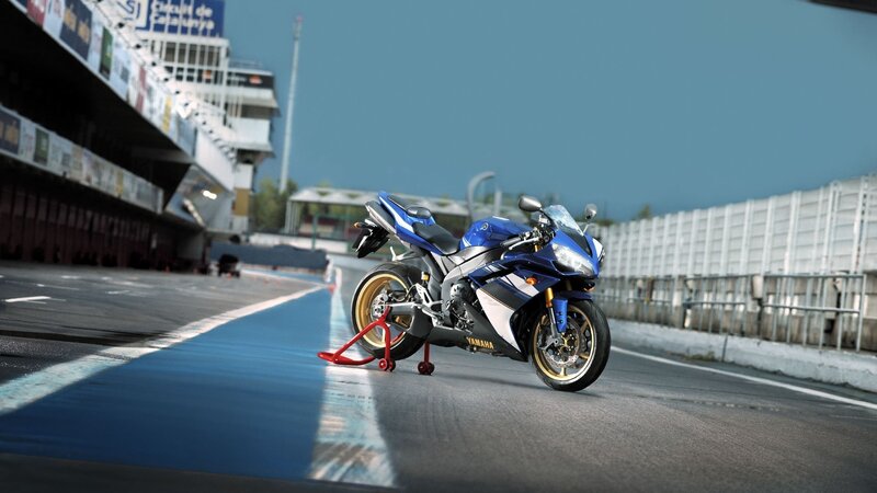 Blue Sport Motorcycle — Calm, Afternoon, 3d Render, Race Track