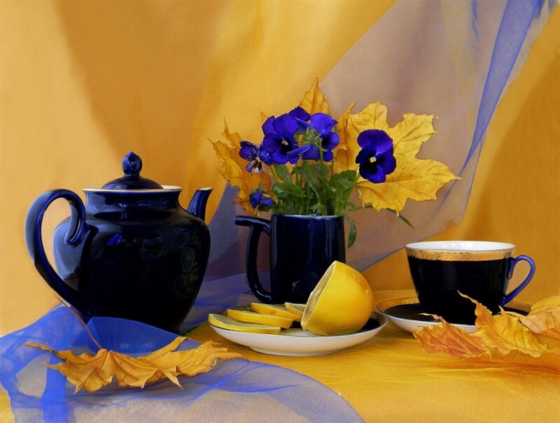 Blue Teapot with Flowers — Yellow