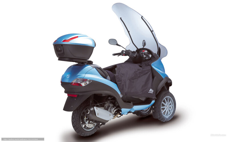 Blue Three-wheeled Scooter — Neutral, Photograph, Windshield, Storage Box