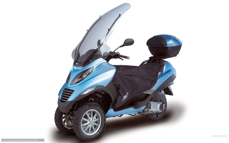 Blue Three-wheeled Scooter — Neutral, Photograph, Windshield