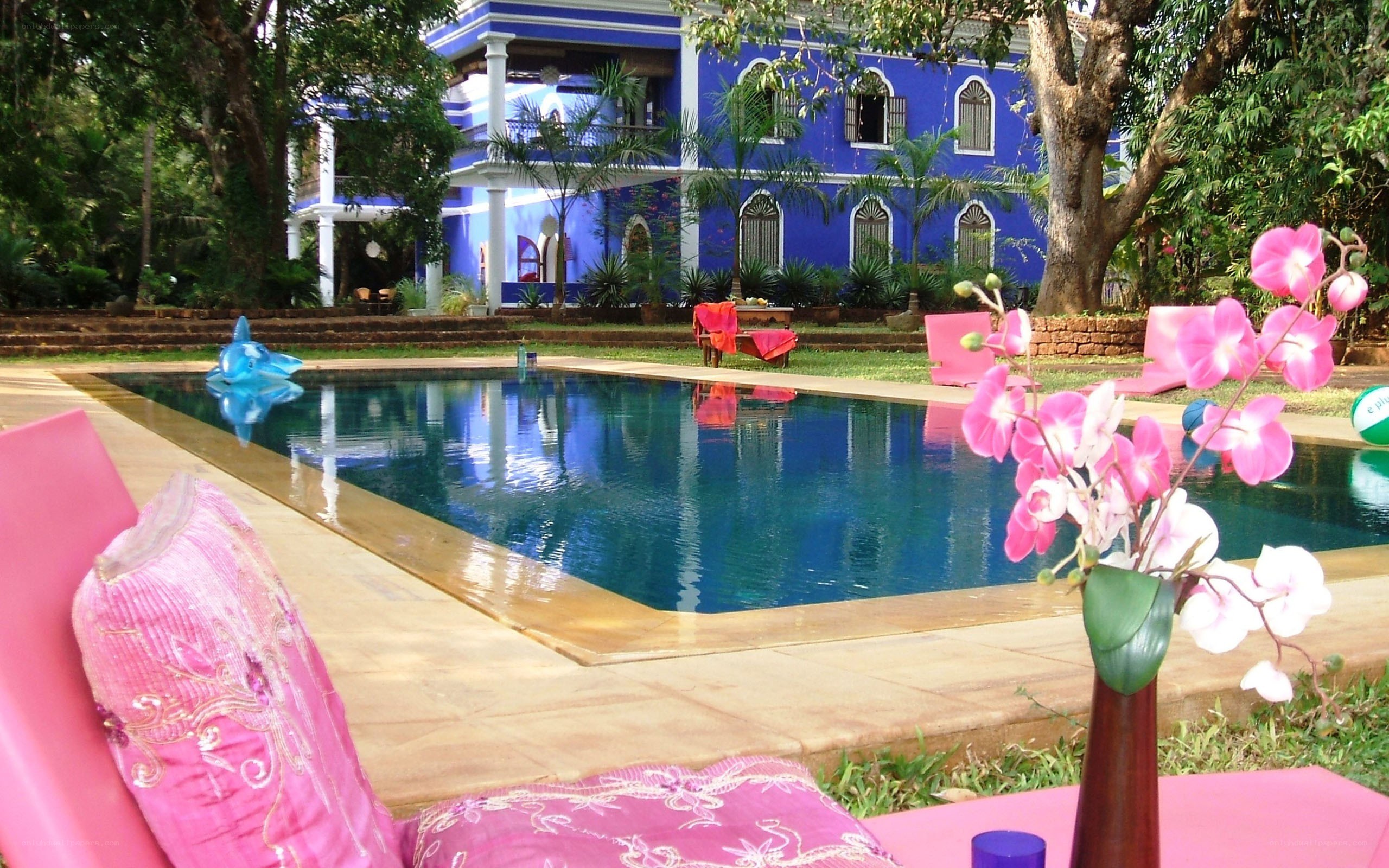 Blue villa with pool and garden