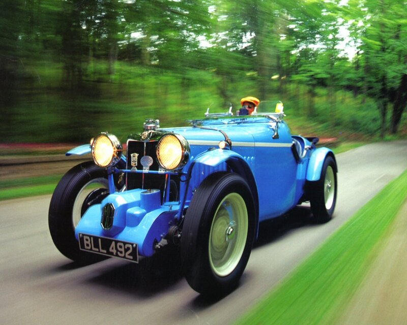 Blue Vintage Car — Dynamic, Summer
