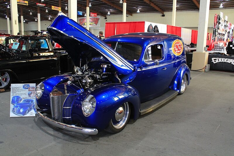 Blue Vintage Car — Showroom, Photograph