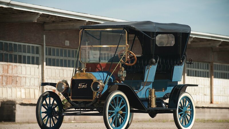 Blue Vintage Ford Car — Calm, Afternoon
