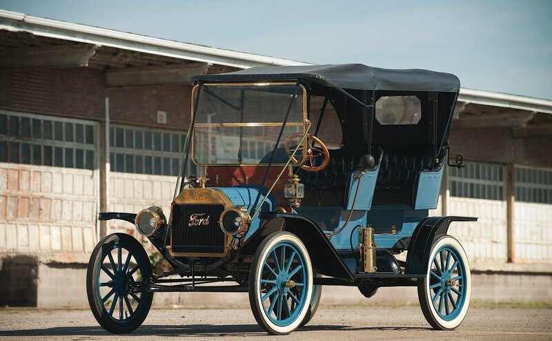 Blue Vintage Ford Car — Calm