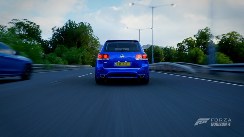 Blue Volkswagen Suv — Dynamic