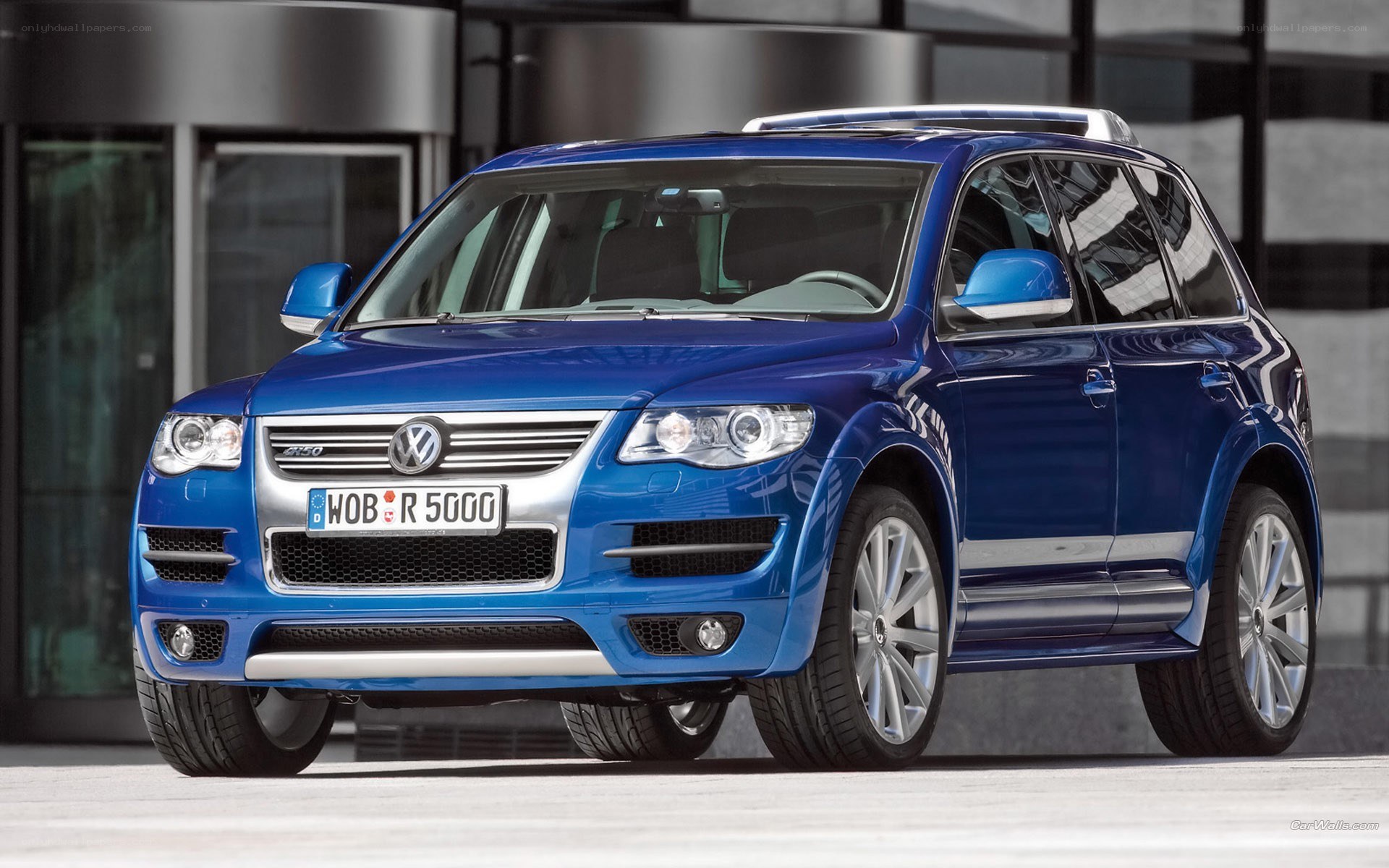 blue volkswagen touareg