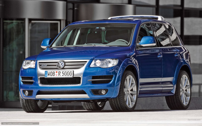 Blue Volkswagen Touareg — Modern