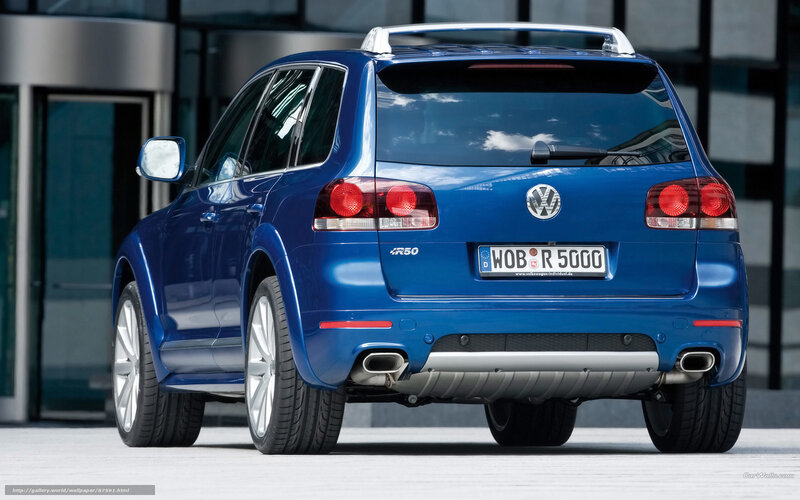 Blue Volkswagen Touareg — Neutral