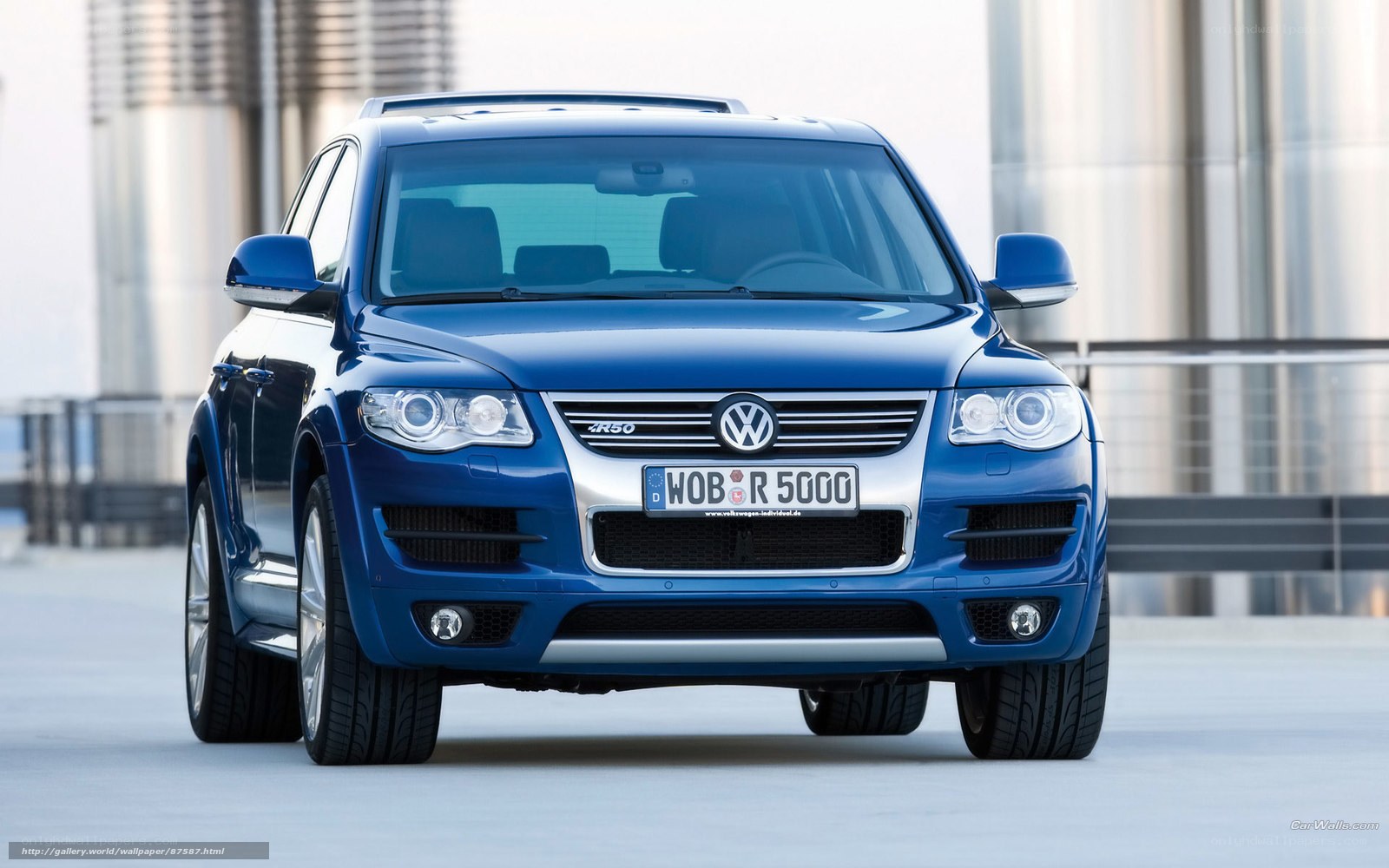 blue volkswagen touareg r50