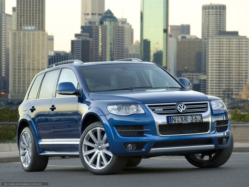 Blue Volkswagen Touareg — Urban