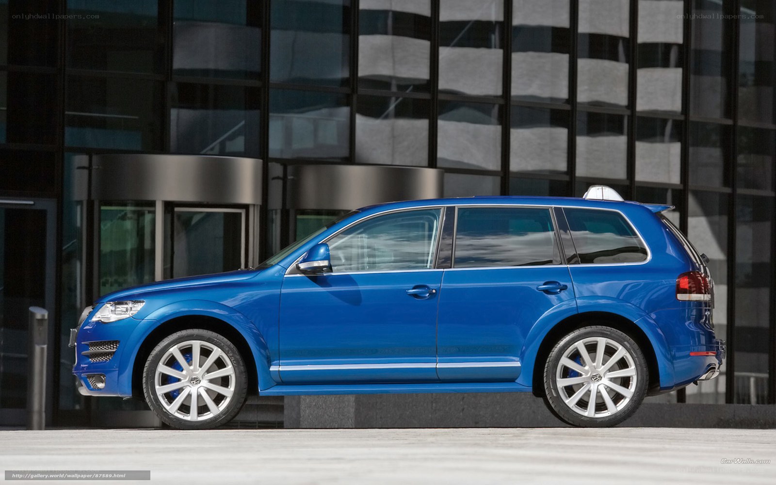 blue volkswagen touareg