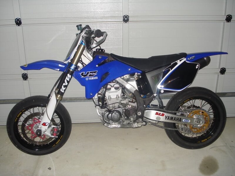 blue yamaha dirt bike