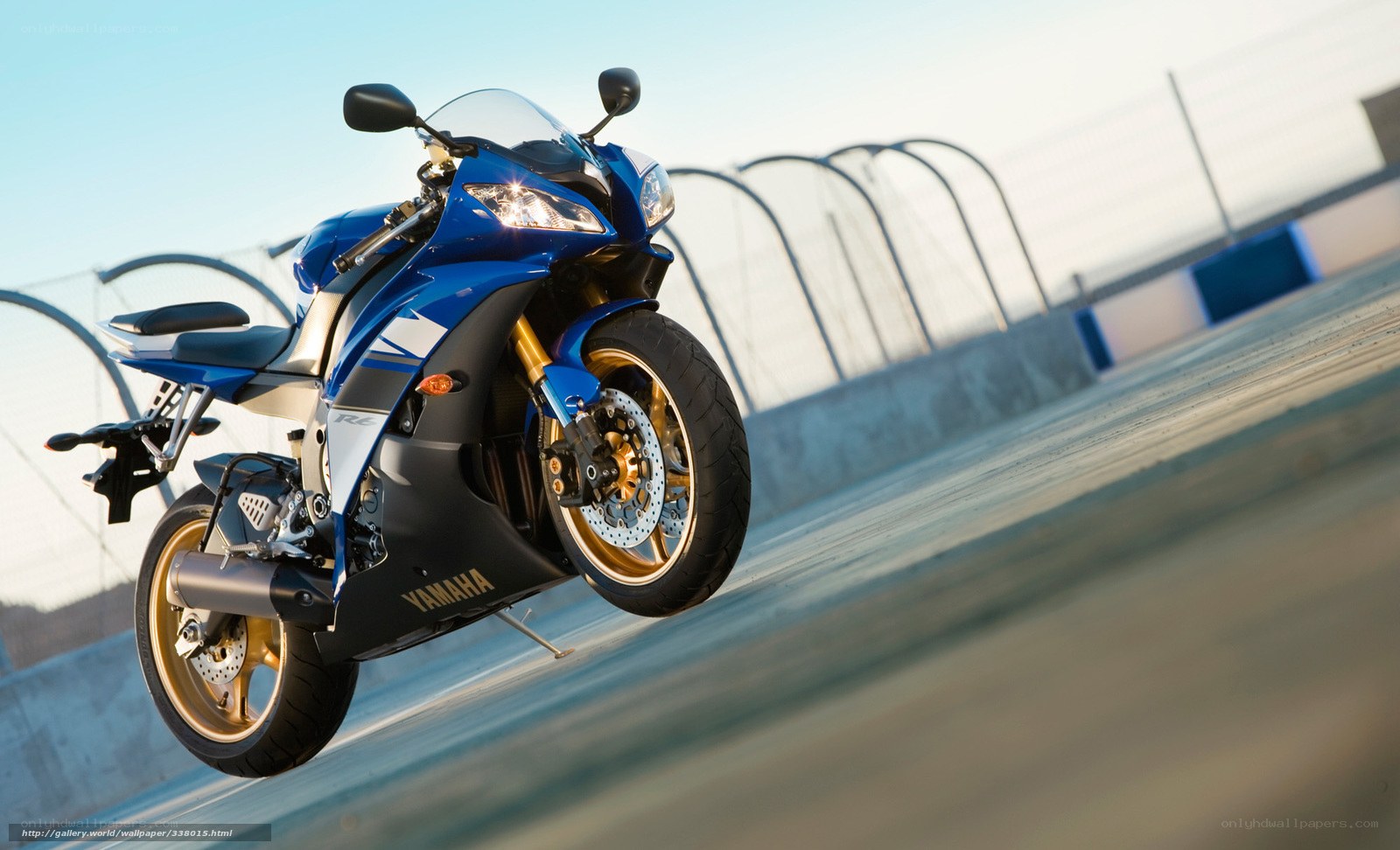Blue Yamaha sportbike on track