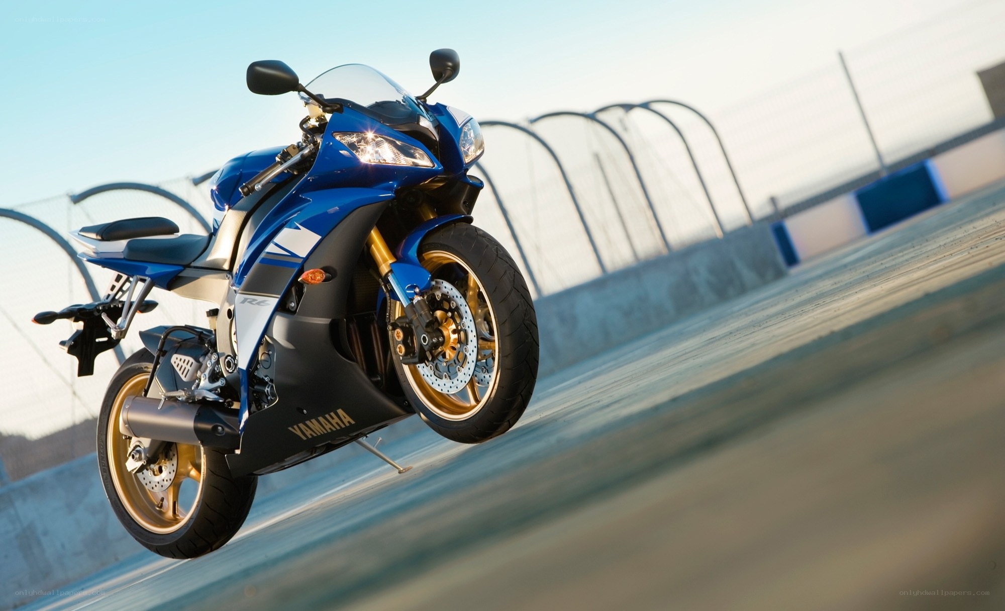 Blue Yamaha sportbike on track