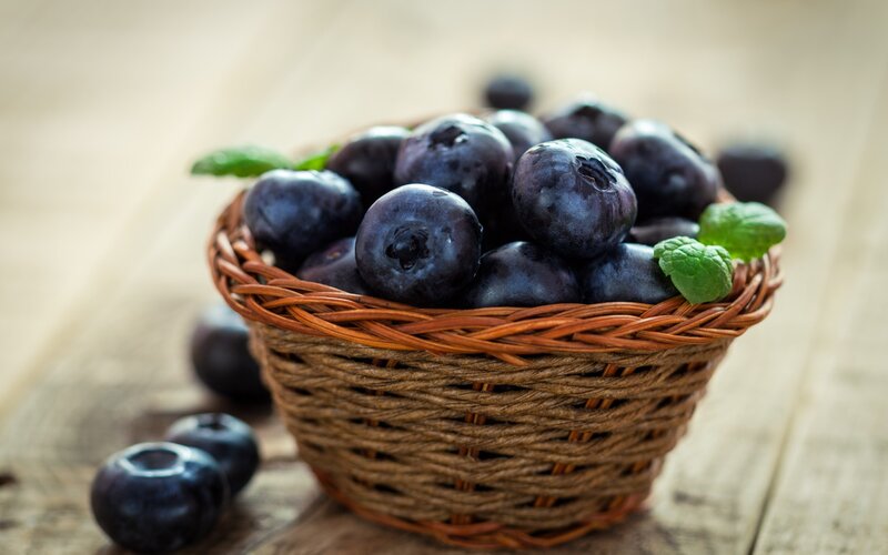 Blueberries in Basket — Brown
