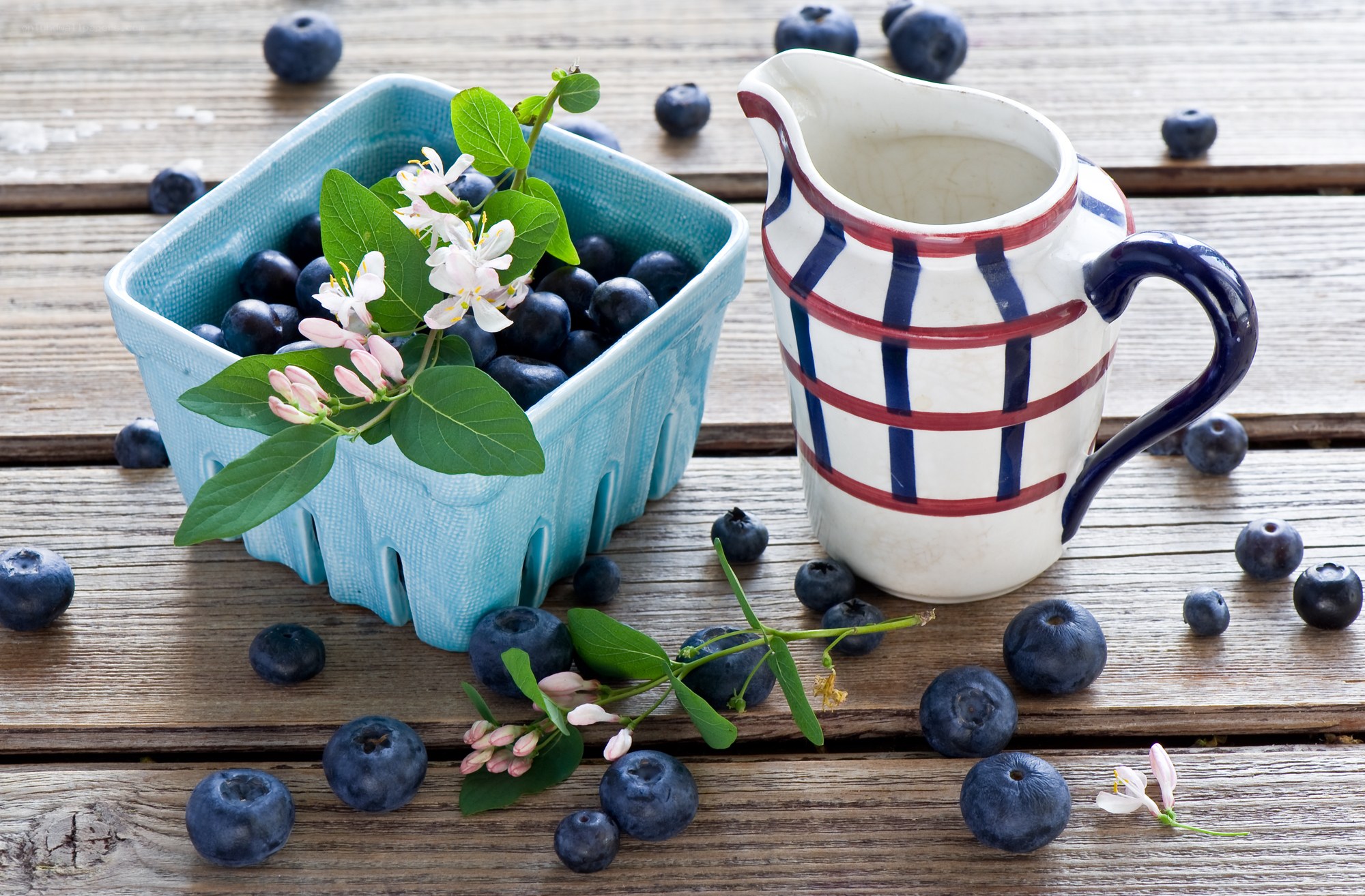 Blueberries with flowers on wood