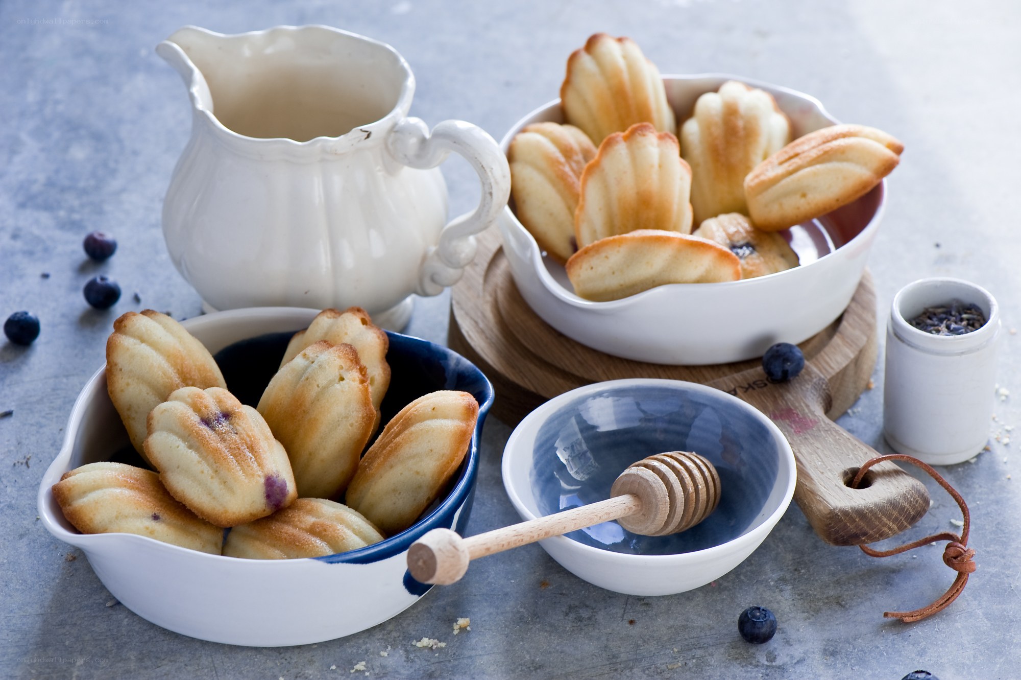 Blueberry madeleines with honey