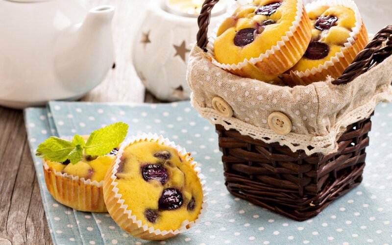 Blueberry Muffins in Basket — Brown