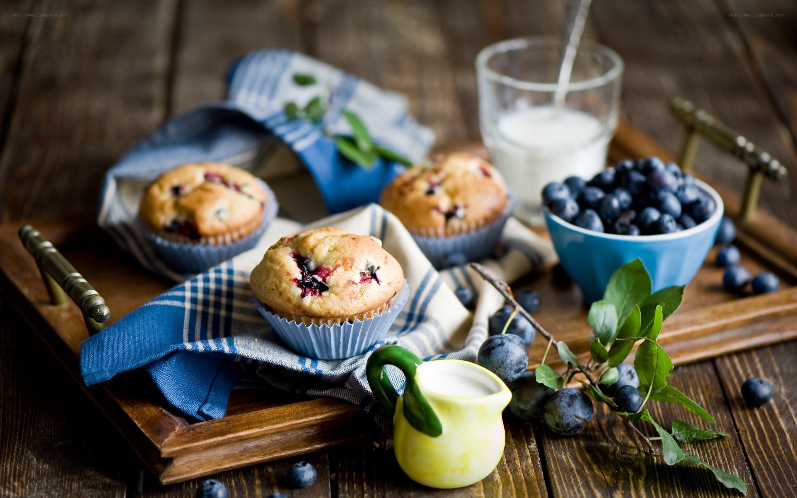Blueberry muffins with milk