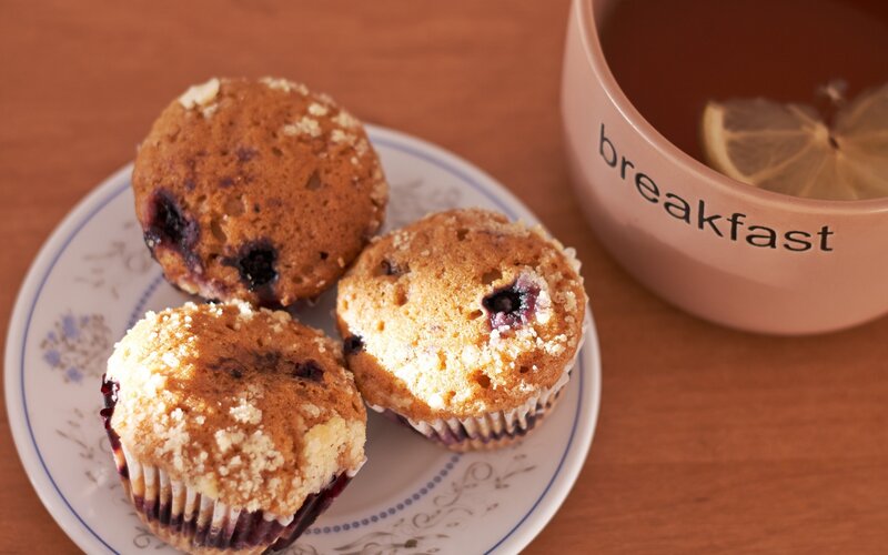 blueberry muffins with tea