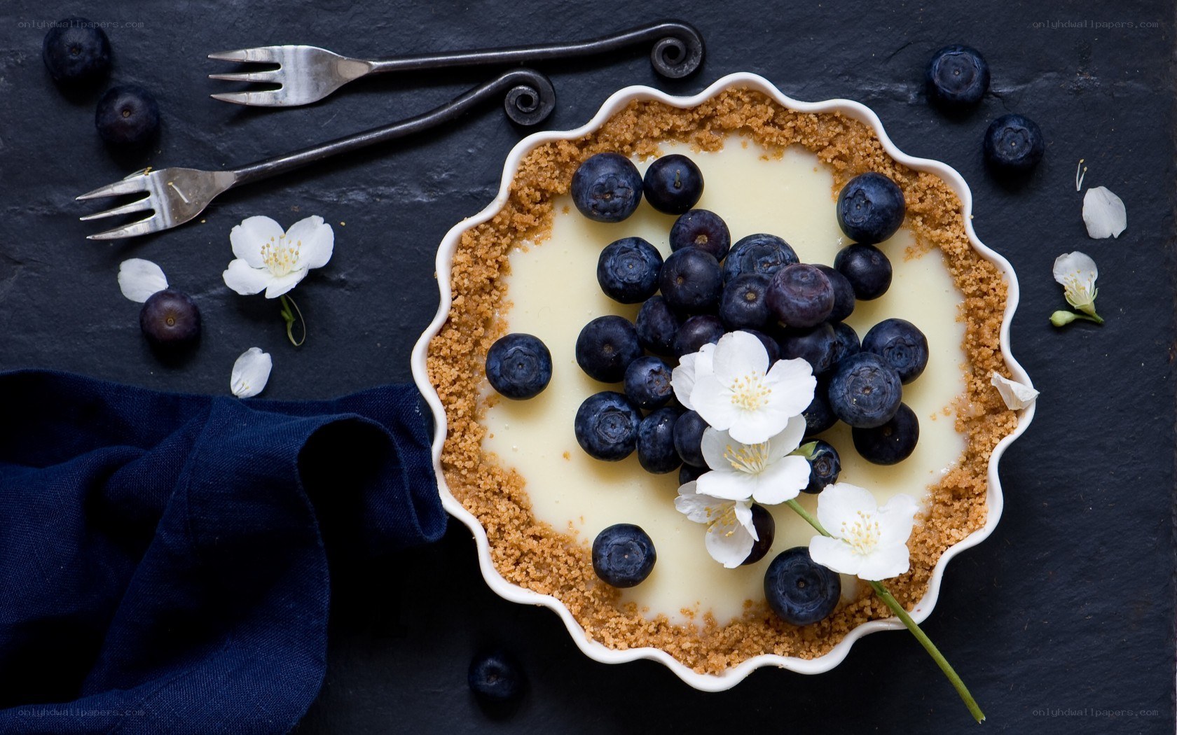Blueberry tart with flowers