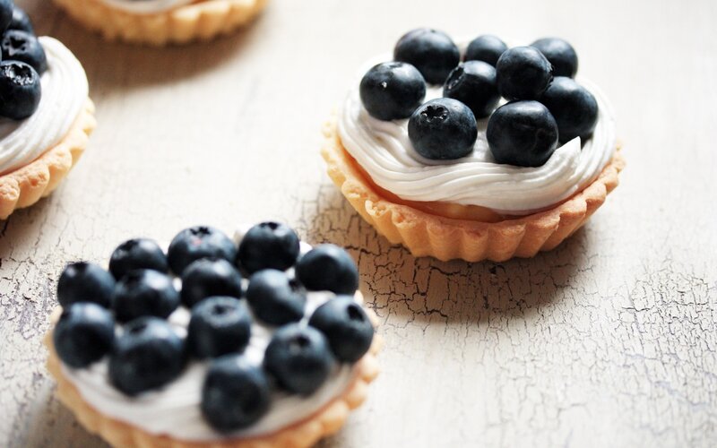 Blueberry tarts with cream