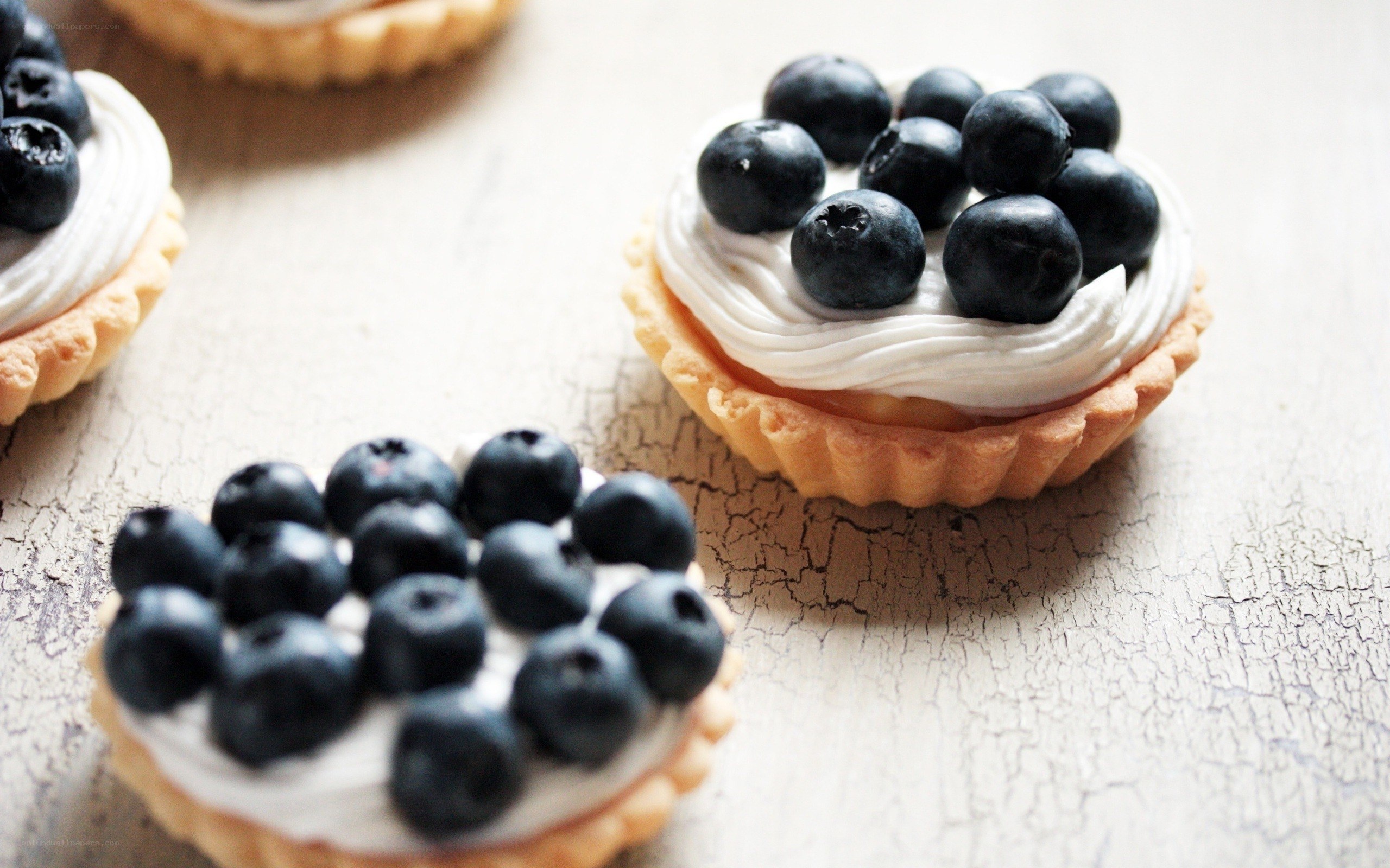 Blueberry tarts with cream