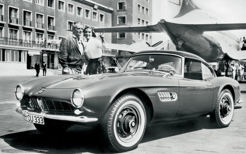 BMW 507 with couple at airport