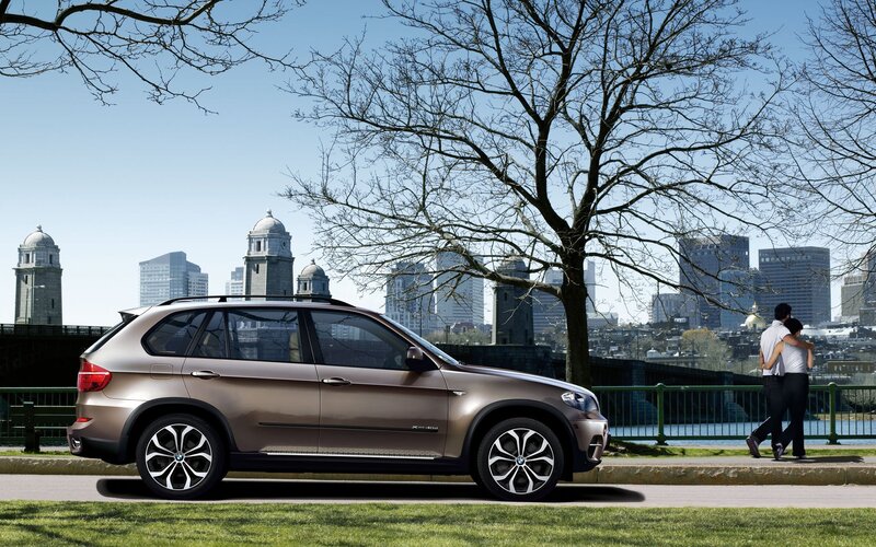 BMW X5 in city park