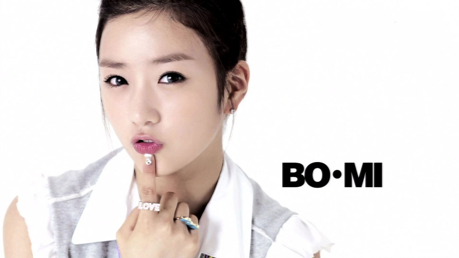 Bo-mi posing with finger to lips