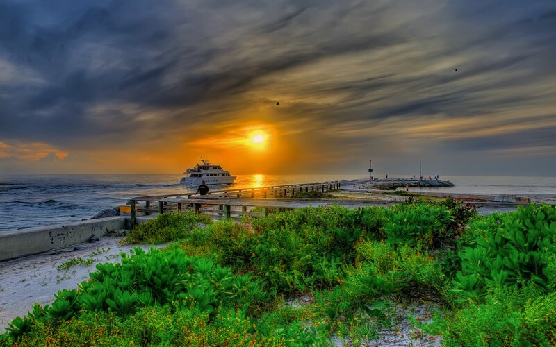 Boat at Sunset — Green