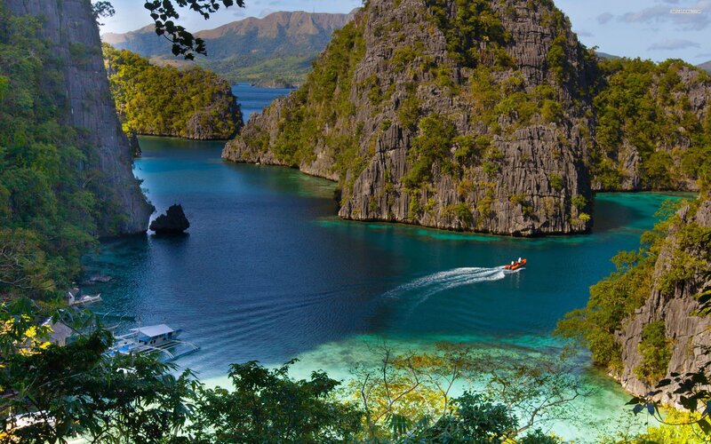 Boat in Turquoise Bay — Blue