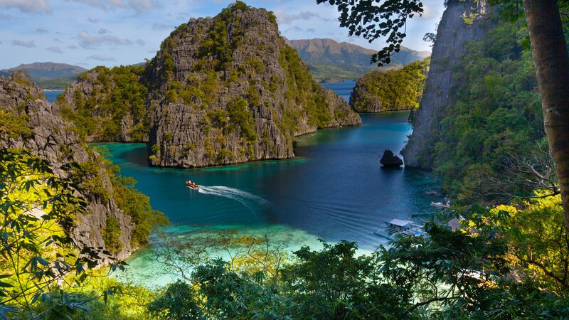 Boat in Turquoise Bay