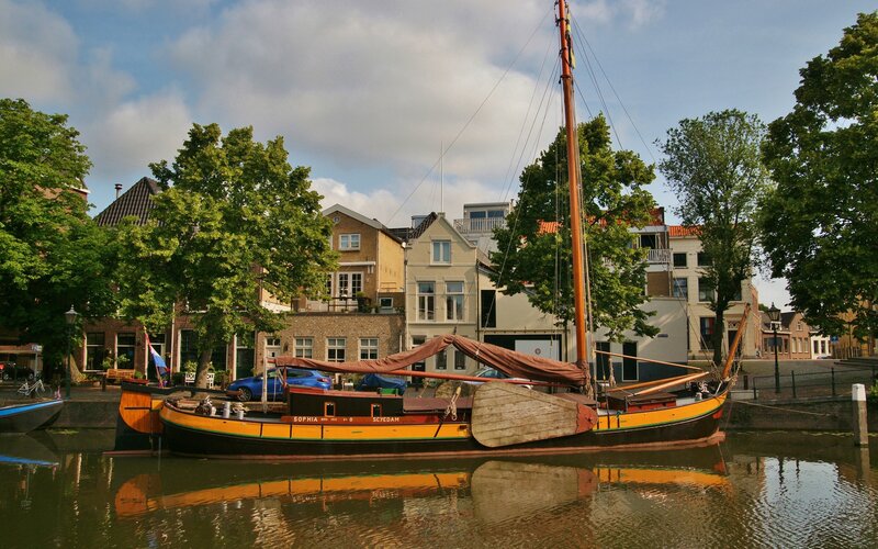 Boat on a canal in Scyldam