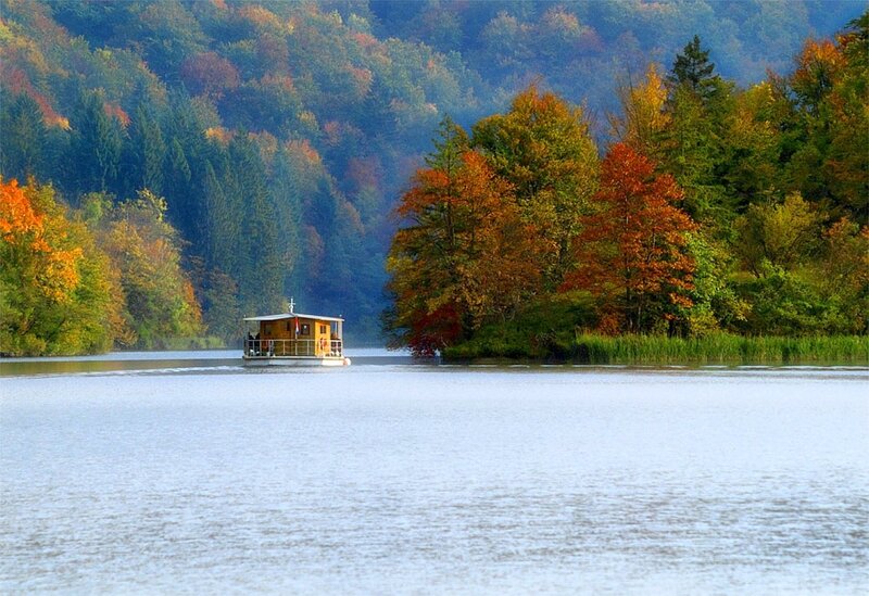 Boat on a Lake — Green