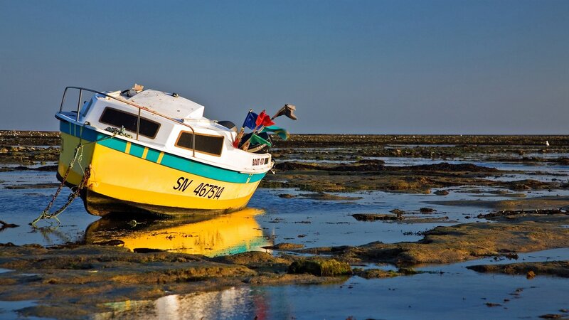 Boat stranded on tidal flats