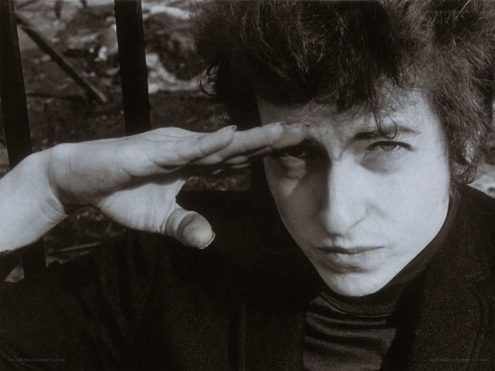 Bob Dylan saluting