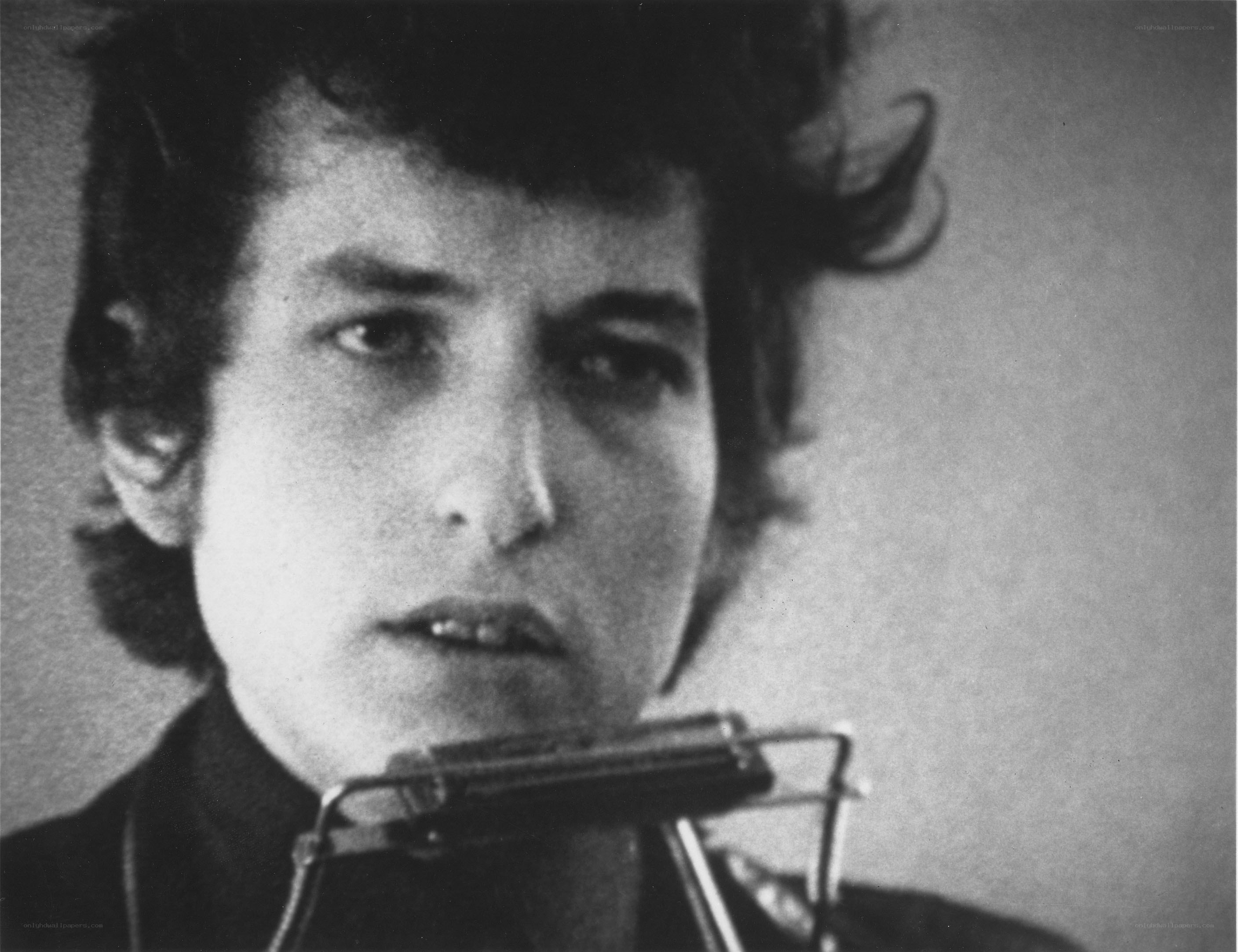 Bob Dylan singing into a microphone