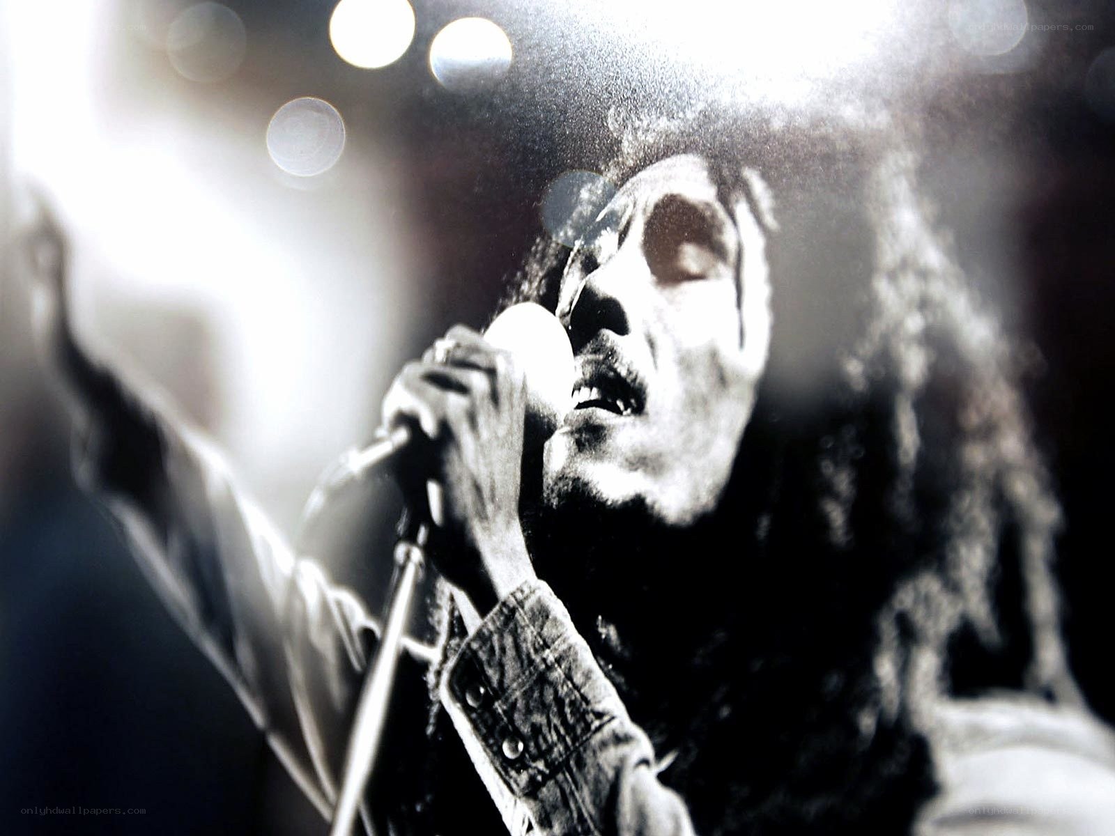 Bob Marley singing on stage