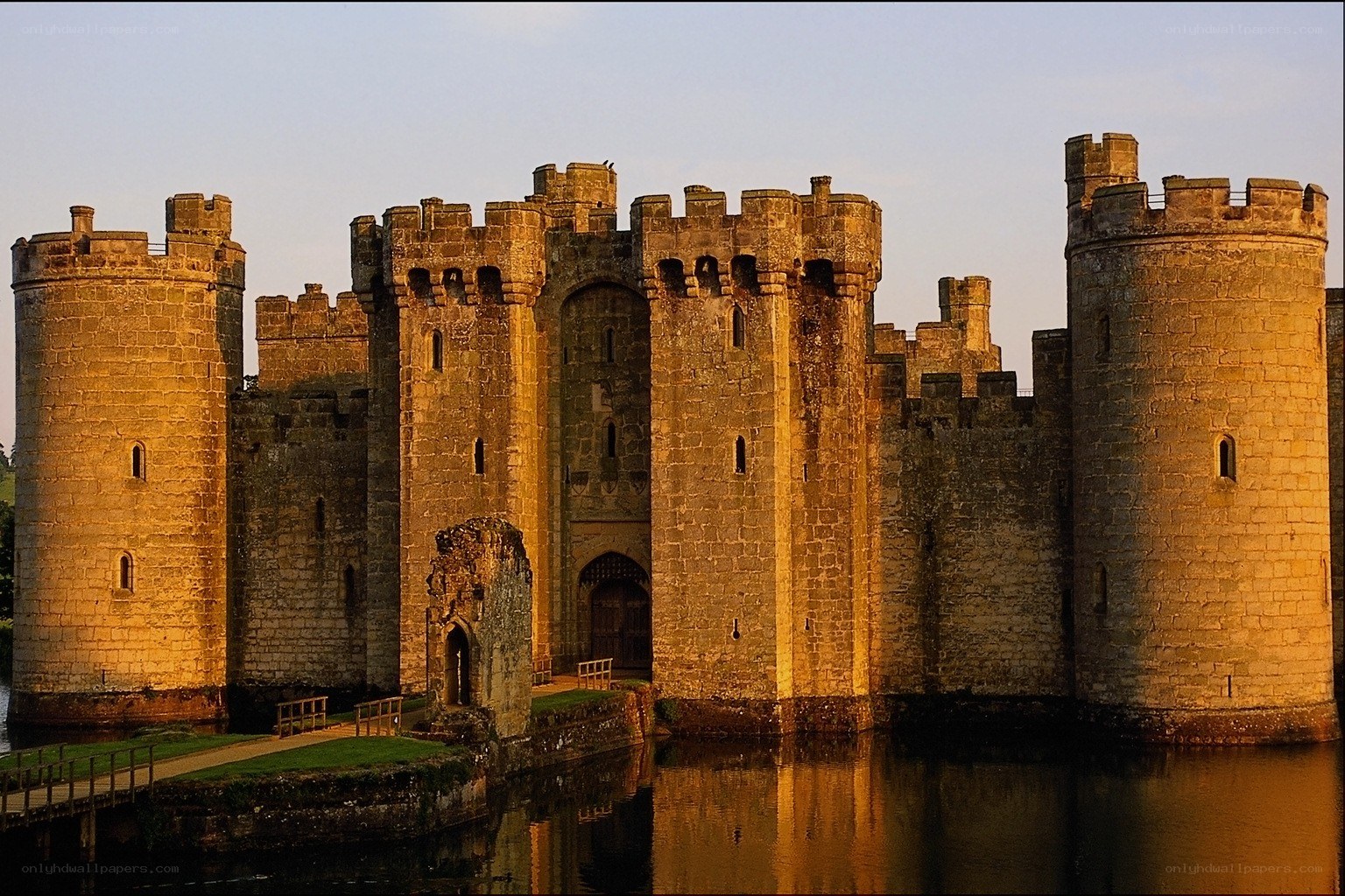 Bodiam Castle at sunset