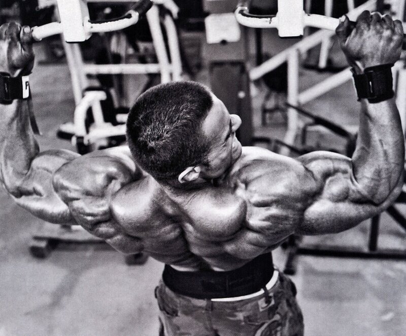 bodybuilder doing pull-ups