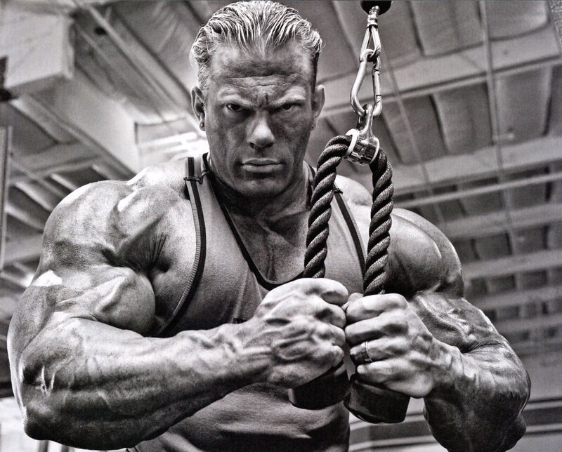 bodybuilder using cable machine