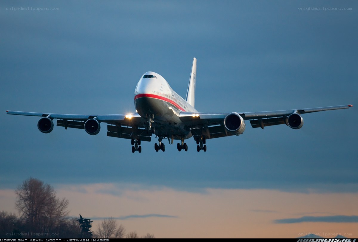 Boeing 747 landing at dusk