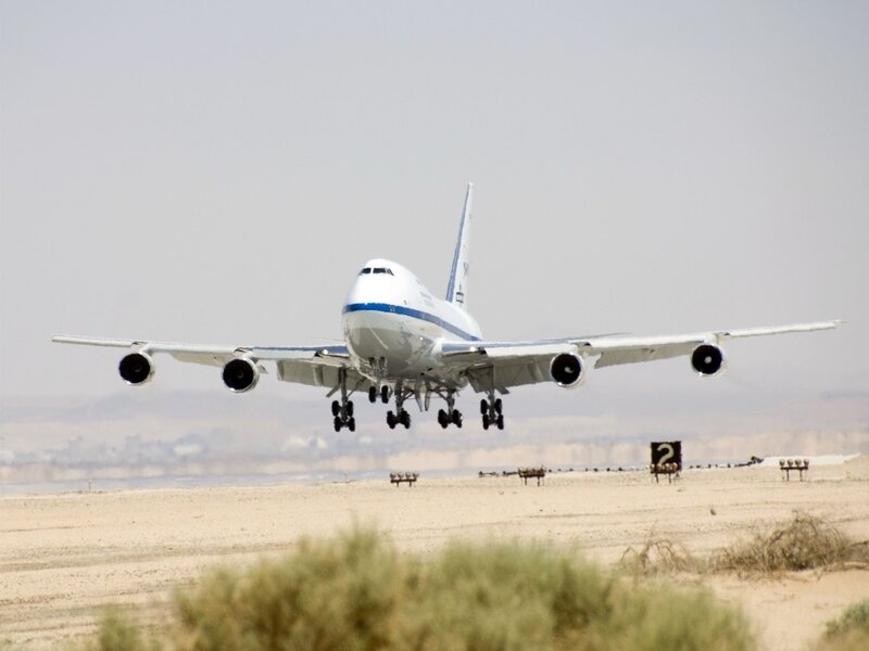 Boeing 747 landing on desert runway