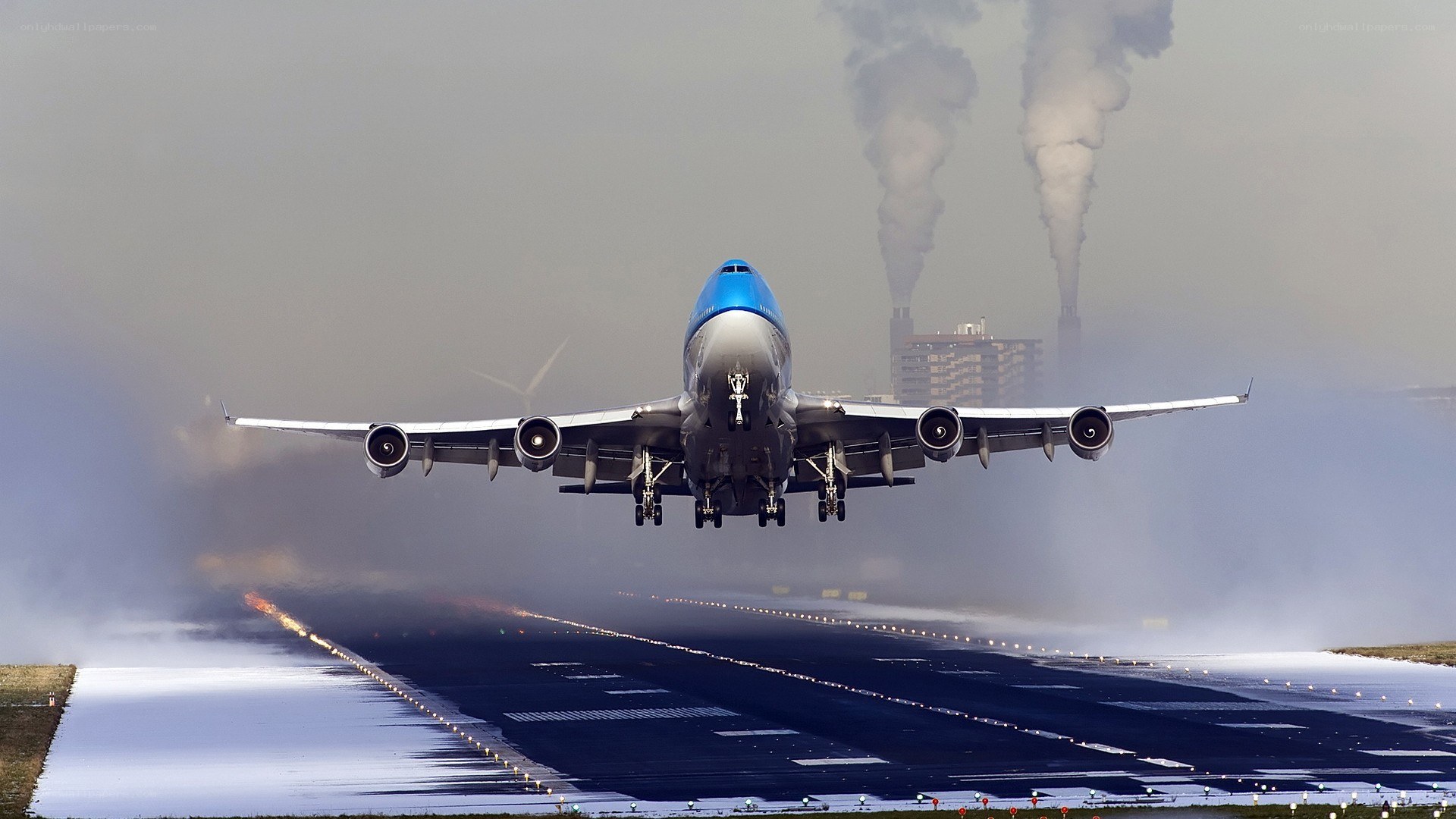 Boeing 747 taking off